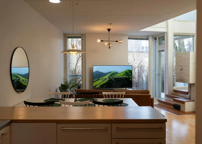 Architectural Townhouse With Sauna And Patio